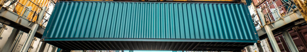 A imagem apresenta um close-up de um container azul piscina, destacando sua superfície e detalhes. A imagem foca nas características do container, como sua cor vibrante e textura.